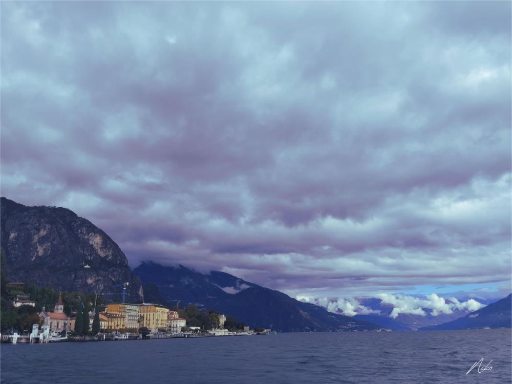Photographie d'art de lac de montagne : ciel bas enveloppant les reliefs au-dessus de l'eau
