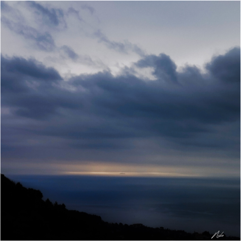 Photographie d'art marine : ouverture de lumière à l'horizon sous un ciel chargé