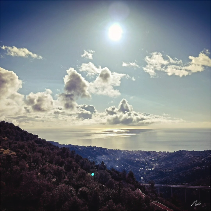 Photographie d'art de paysage : lumière suspendue se déposant sur la mer, horizon silencieux