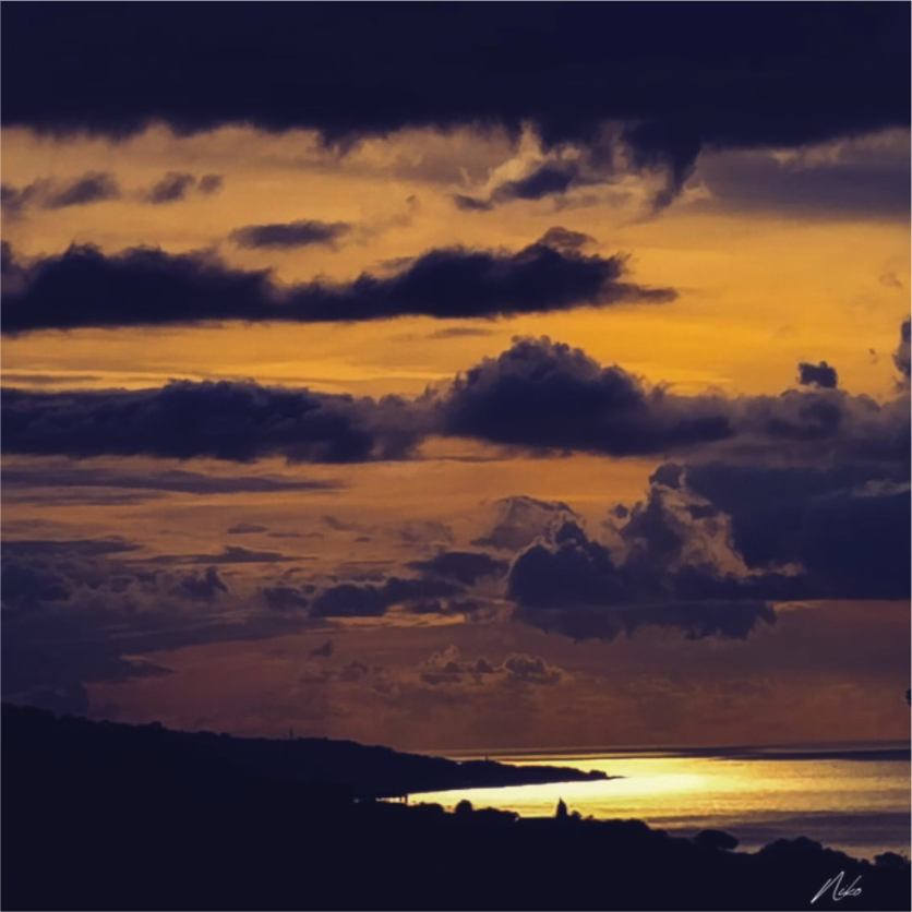 Photographie d'art en clair-obscur : ciel embrasé et masses de nuages sombres au-dessus de l'horizon