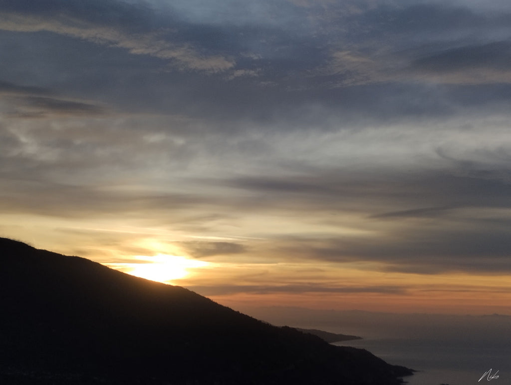 Photographie d'art de paysage : ligne de lumière à l'aube entre la terre dans l'ombre et le ciel