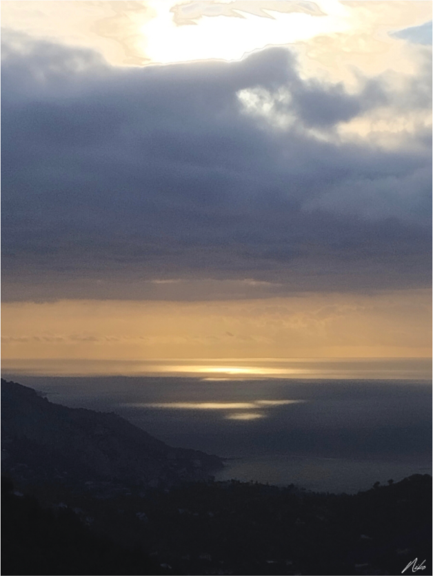 Photographie d'art en clair-obscur : derniers reflets de lumière sur la mer sous des nuages profonds