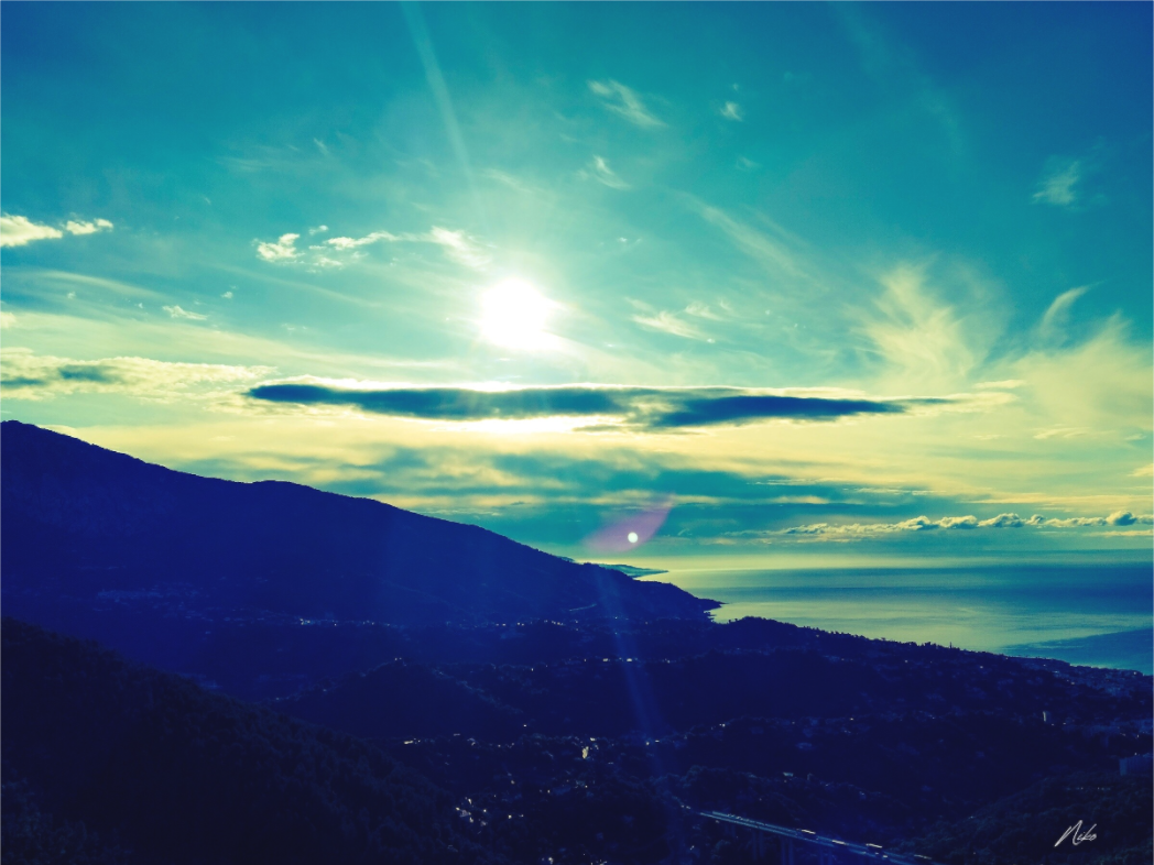 Photographie d'art de paysage : ombre des montagnes et éclat du ciel, regard glissant vers la mer