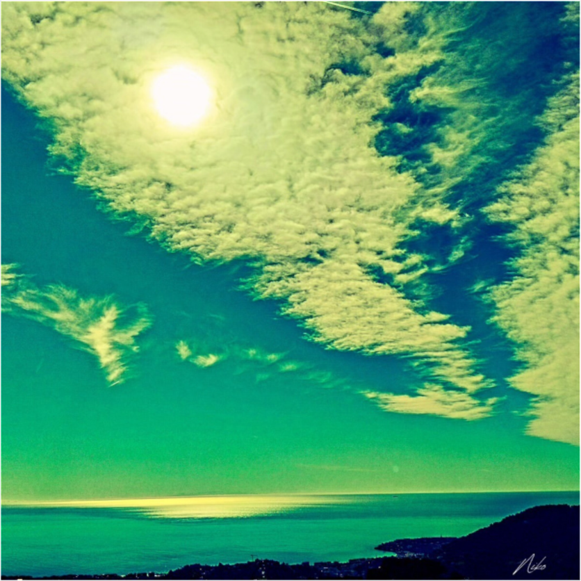 Photographie d'art marine : ciel reflété dans des nuances presque végétales, horizon discret