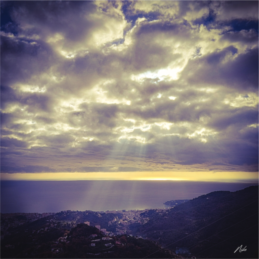 Photographie d'art de paysage : ciel monumental, lumière traversant les nuages vers la mer au loin